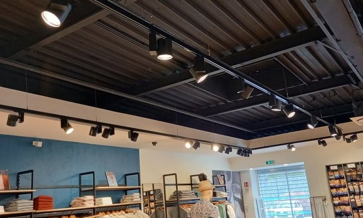 Remplacement d'éclairage "Cloche" par Rampe de spots Leds dans un magasin par électricien à Thonon / Margencel