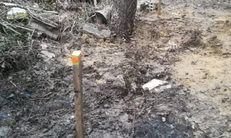 Repérage des deux piquets de terre de 2 mètres ajoutés à 60cm sous le sol (Glaise)